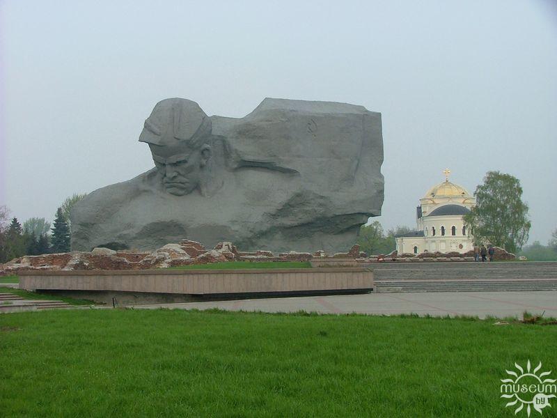 «Мемориальный комплекс „Брестская крепость-герой“». Главный монумент